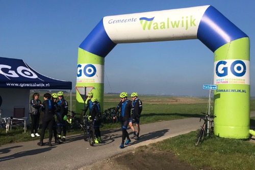 foto van finishboog en tent van GO Waalwijk