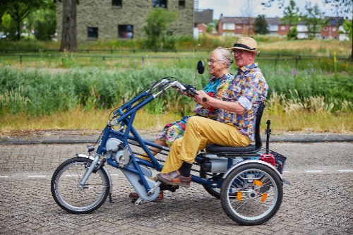 twee mensen op de duofiets van GO Waalwijk