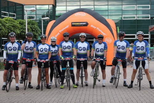 Ans derde van links op groepsfoto met 9 wielrenners in tenue GO Cycling