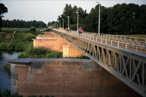 Historische fietsbrug tussen Waalwijk en Drunen