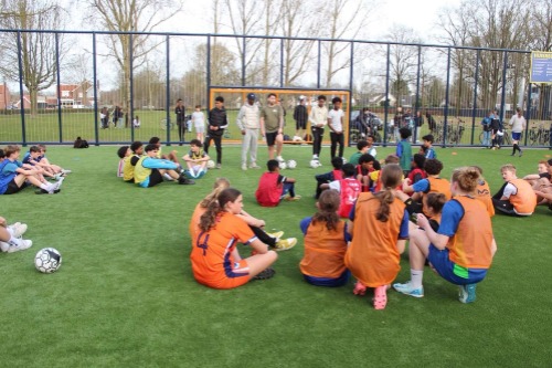 Foto van jongeren op het Cruyff Court