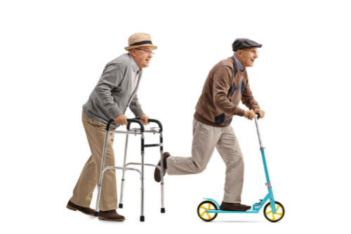 senioren met looprek en stapje