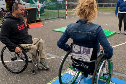 Een medewerker van Stichting BEN geeft uitleg tijdens een clinic rolstoelvaardigheid.