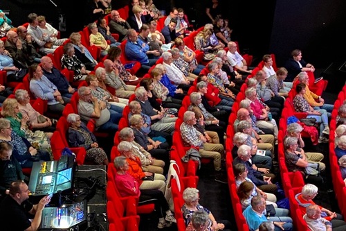 Volle theaterzaal in De Leest tijdens 'GO in Balans'