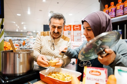 Samir en Badiaa tijdens de lancering van het recept bij PLUS